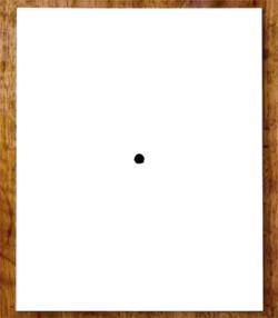 Feuille de papier avec point noir